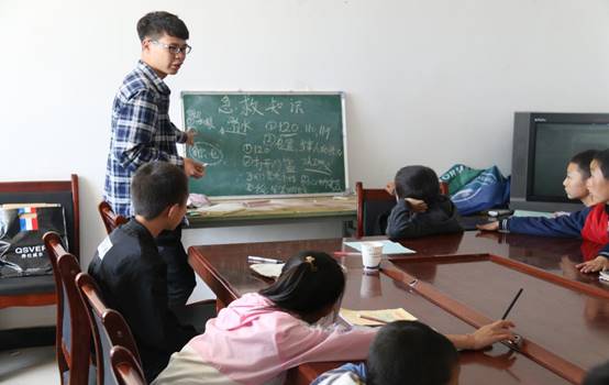 图片包含 人, 室内, 男人, 桌子描述已自动生成